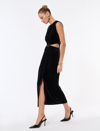 Pencere Detaylı Kolsuz Bisiklet Yaka Metal Aksesuarlı Kadife Uzun Elbise