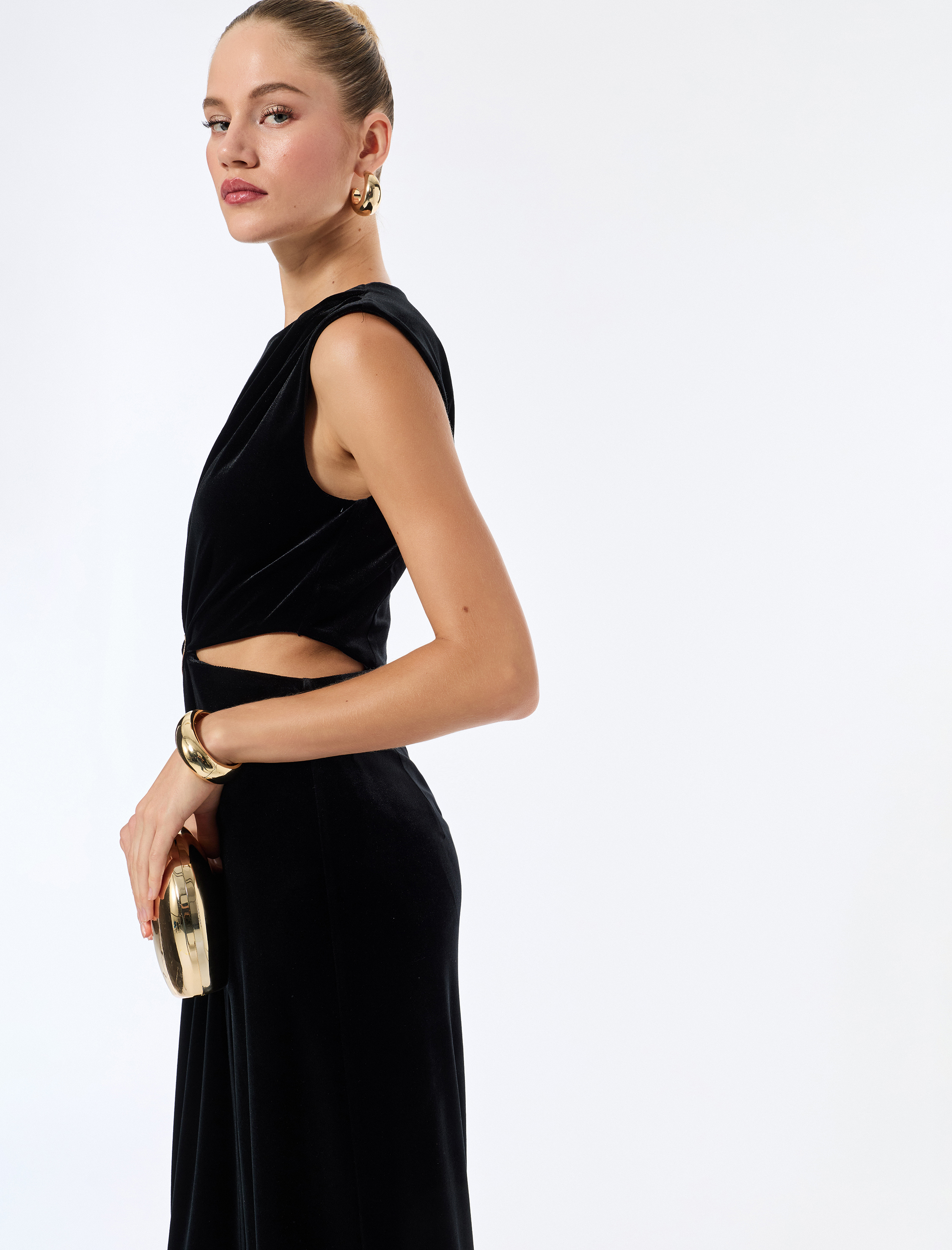   Pencere Detaylı Kolsuz Bisiklet Yaka Metal Aksesuarlı Kadife Uzun Elbise