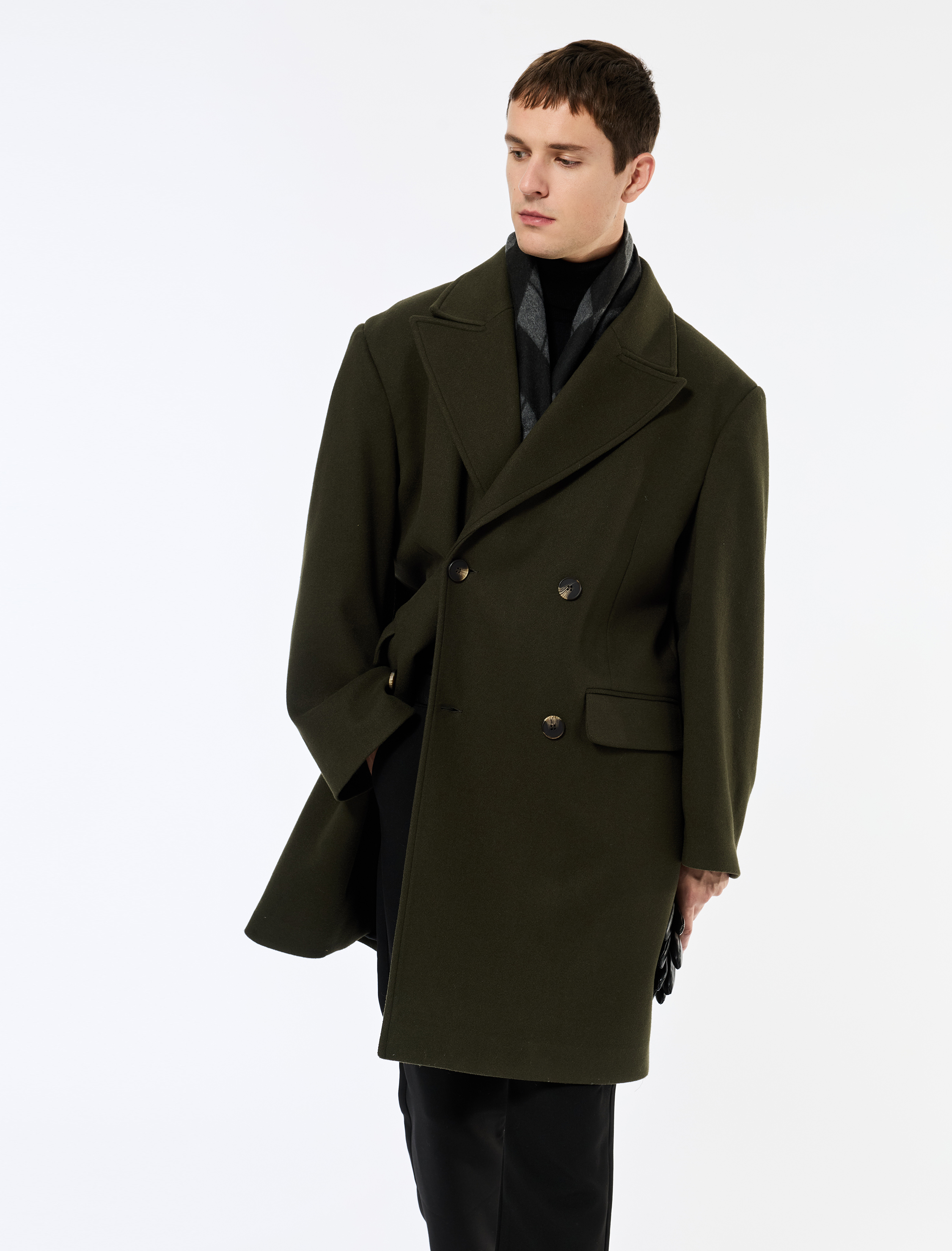   Uzun Kollu Kapaklı Cepli Düğmeli Kruvaze Yaka Kaşe Kaban