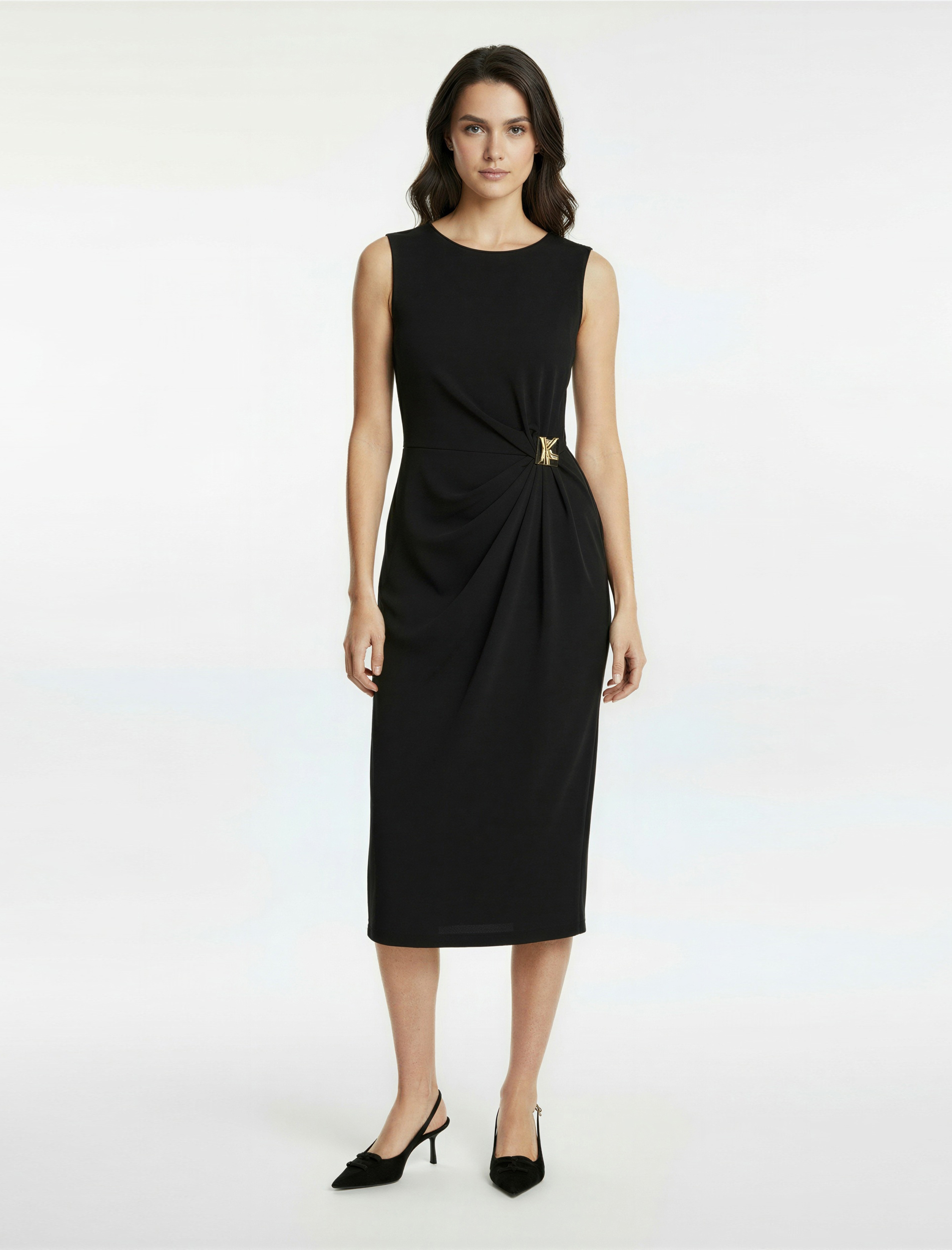   Bisiklet Yaka Yırtmaçlı Kolsuz Aksesuar Detaylı Midi Boy Kalem Elbise