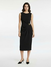 Bisiklet Yaka Yırtmaçlı Kolsuz Aksesuar Detaylı Midi Boy Kalem Elbise