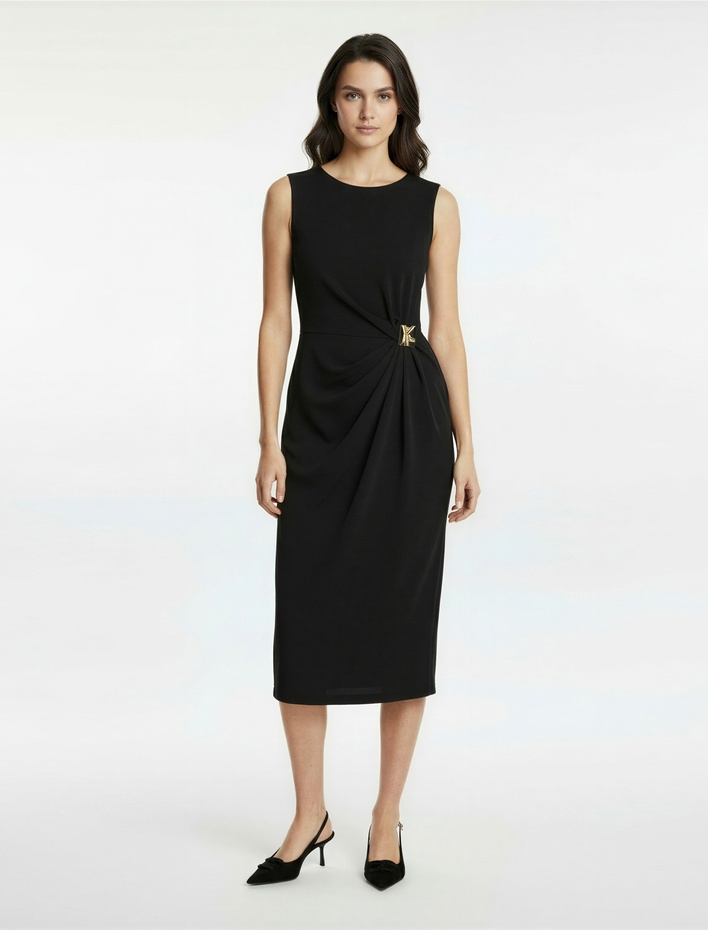  Bisiklet Yaka Yırtmaçlı Kolsuz Aksesuar Detaylı Midi Boy Kalem Elbise