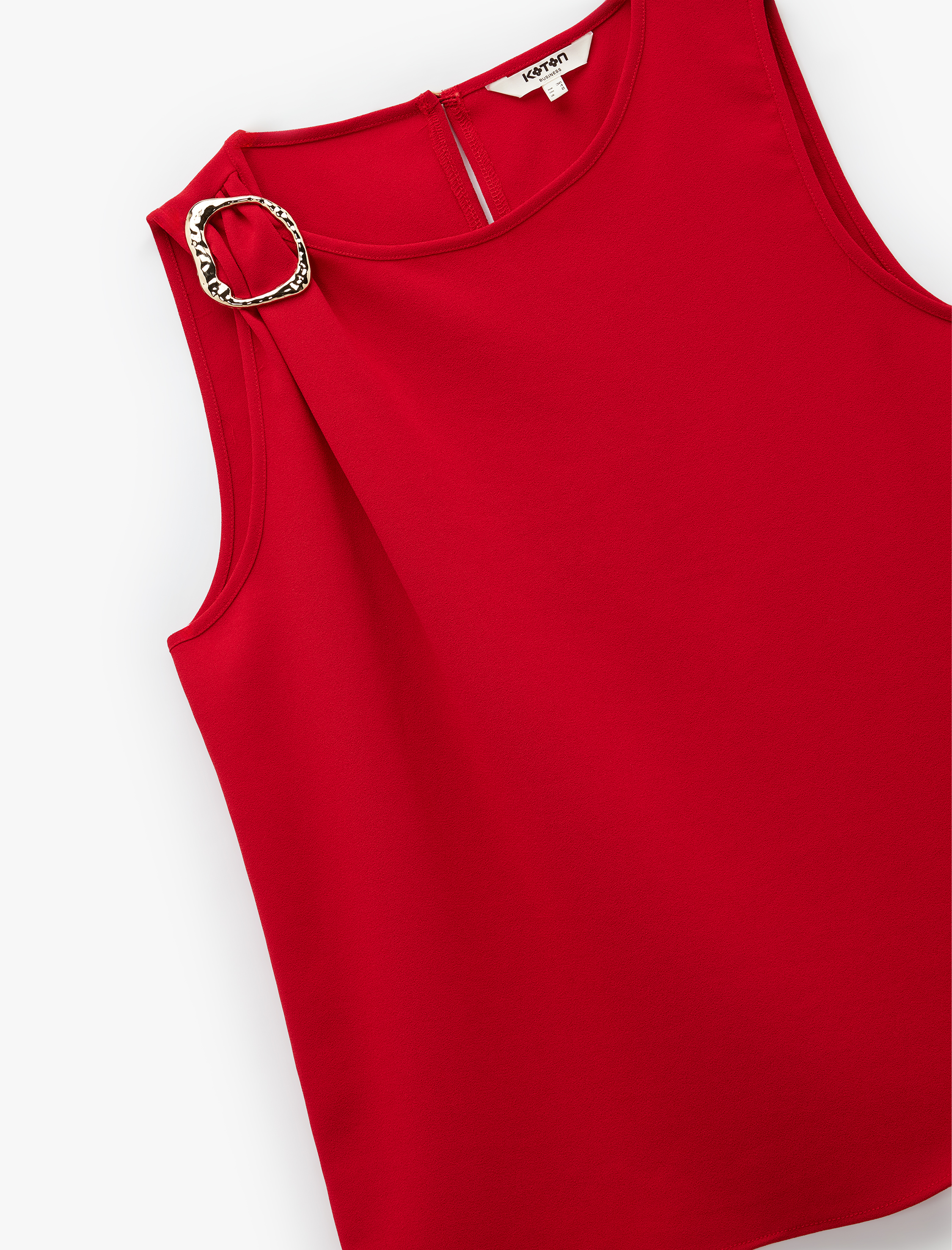   Bisiklet Yaka Metal Aksesuarlı Kolsuz Bluz