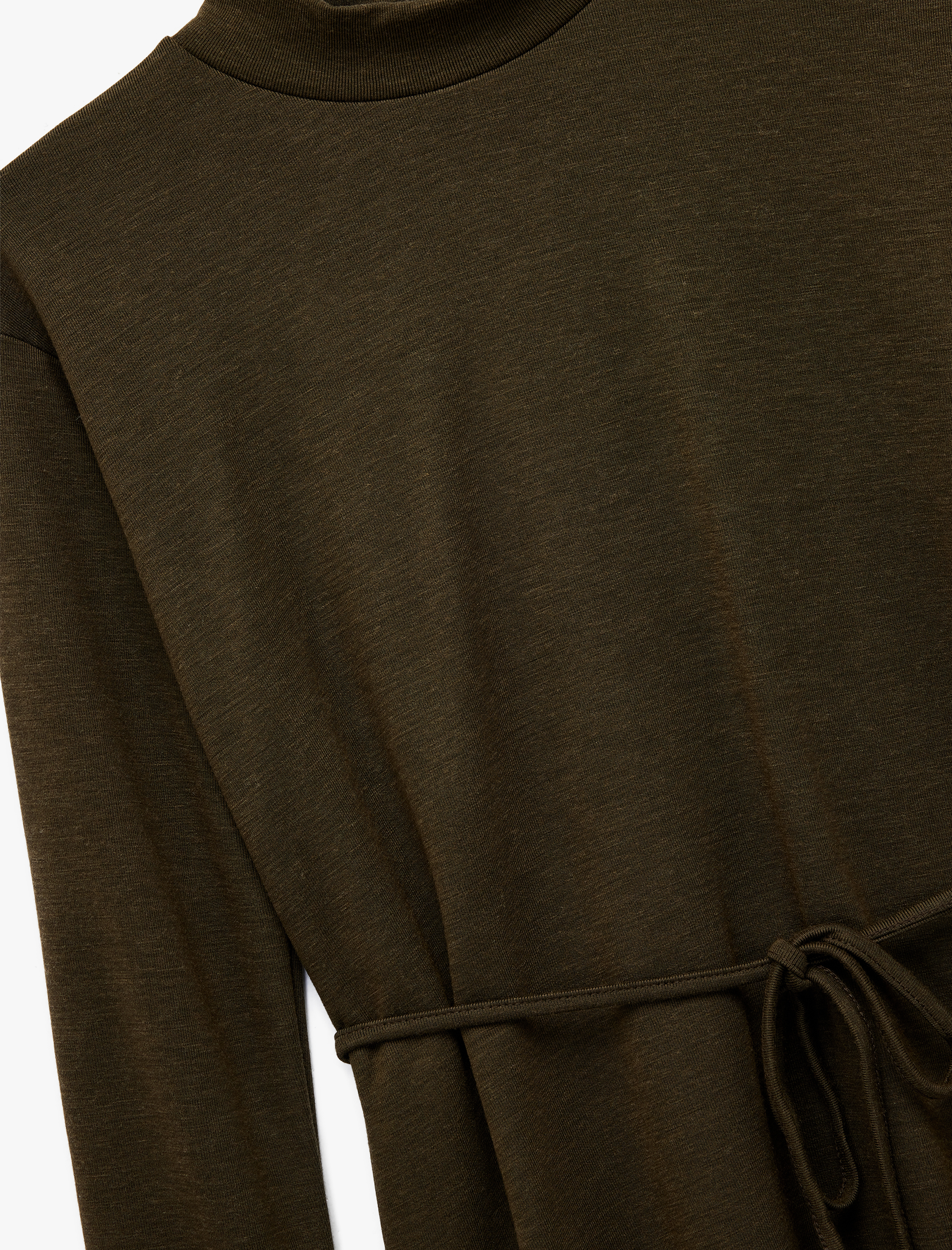   Slim Fit Uzun Kollu Hafif Dik Yaka Kemerli Tişört