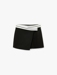 Çizgili Kemer Detaylı Asimetrik Kesim Mini Şort Etek