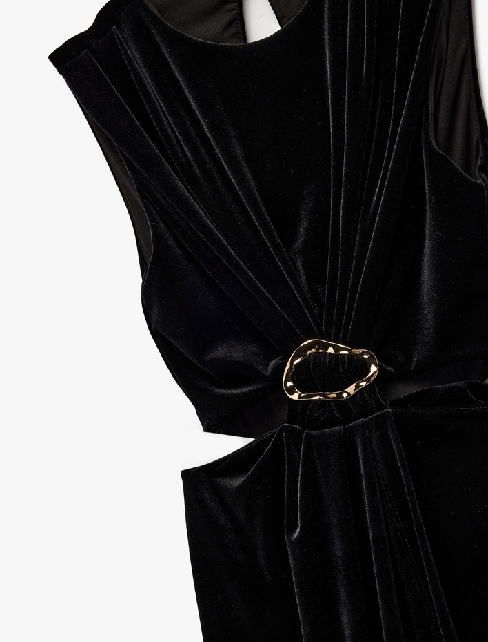  Aksesuarlı Pencere Detaylı Kolsuz Bisiklet Yaka Midi Boy Kadife Elbise