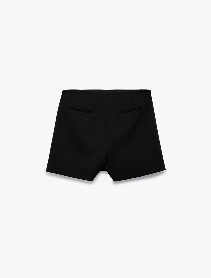  Aksesuar Detaylı Kruvaze Mini Şort Etek