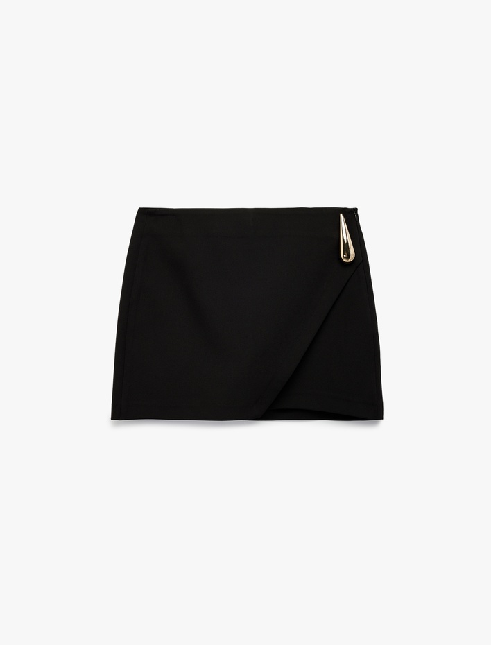  Aksesuar Detaylı Kruvaze Mini Şort Etek