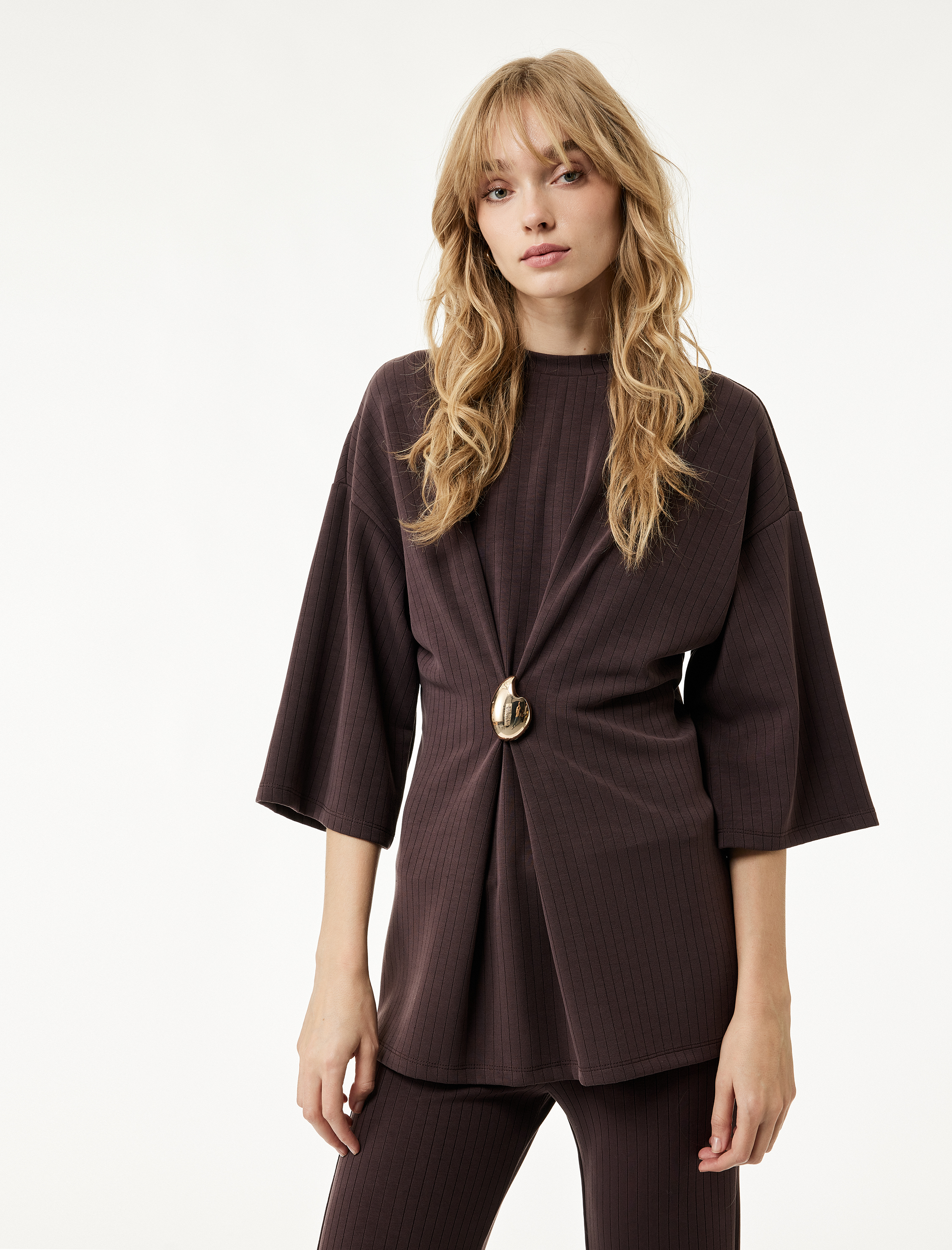   Rahat Kalıp Modal Kumaş 3/4 Kol Bisiklet Yaka Aksesuar Detaylı Uzun Tişört