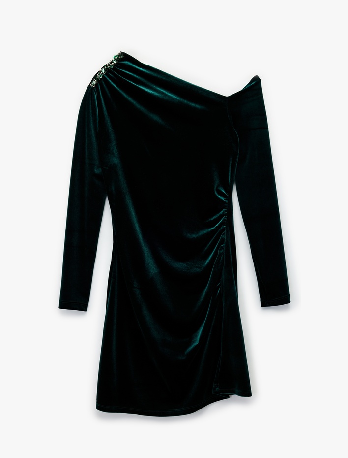  Slim Fit Uzun Kollu Asimetrik Yaka Taşlı Mini Kadife Elbise