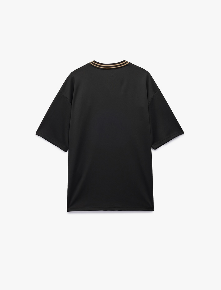  Kısa Kollu Çizgi Detaylı V Yaka Baskılı Oversize Spor Tişört