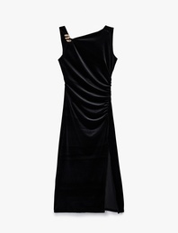 Yırtmaçlı Aksesuarlı Asimetrik Yaka Kolsuz Midi Boy Kadife Elbise