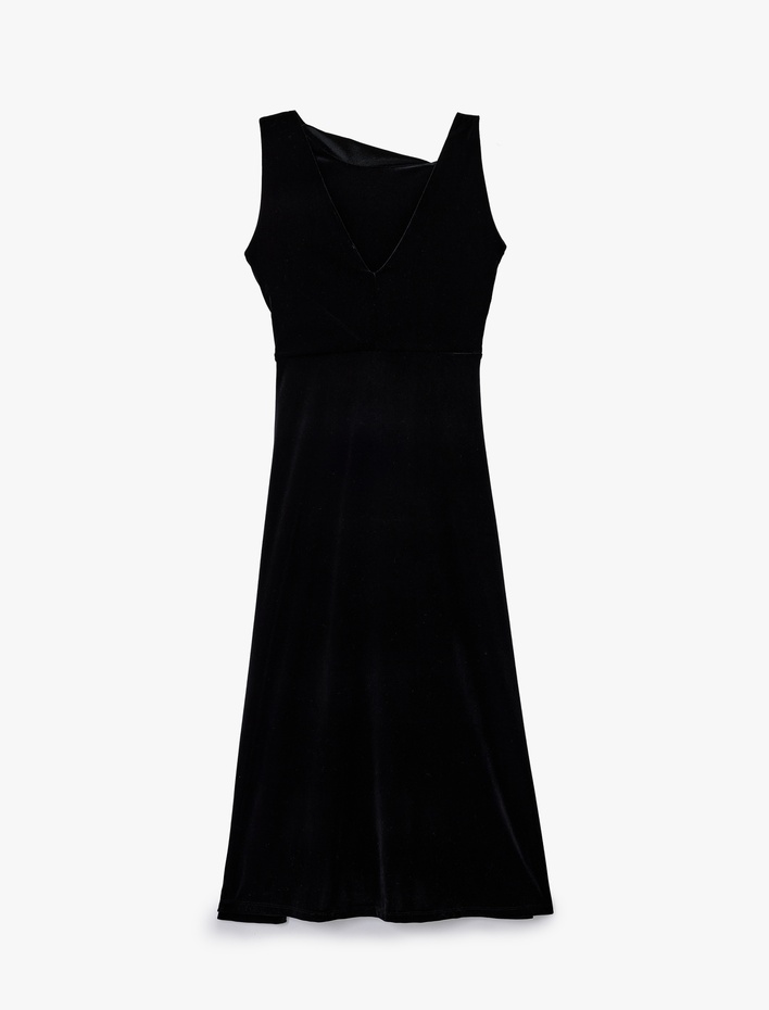  Yırtmaçlı Aksesuarlı Asimetrik Yaka Kolsuz Midi Boy Kadife Elbise