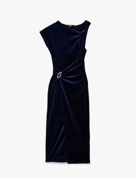 Aksesuarlı Kolsuz Yırtmaçlı Asimetrik Kruvaze Midi Boy Kadife Elbise