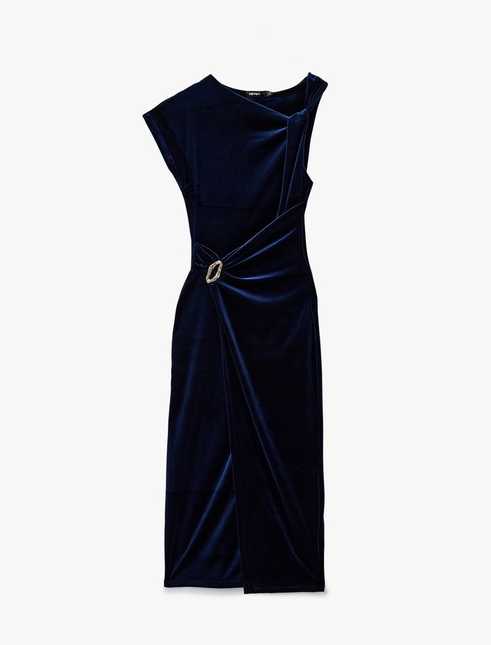  Aksesuarlı Kolsuz Yırtmaçlı Asimetrik Kruvaze Midi Boy Kadife Elbise