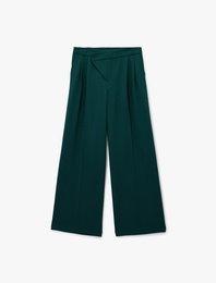 Asimetrik Kapama Detaylı Cepli Pile Detaylı Geniş Paça Kumaş Pantolon