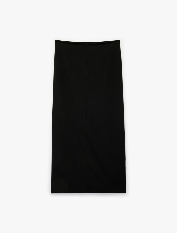  Krep Kumaş Aksesuar Detaylı Yırtmaçlı Kruvaze Midi Etek