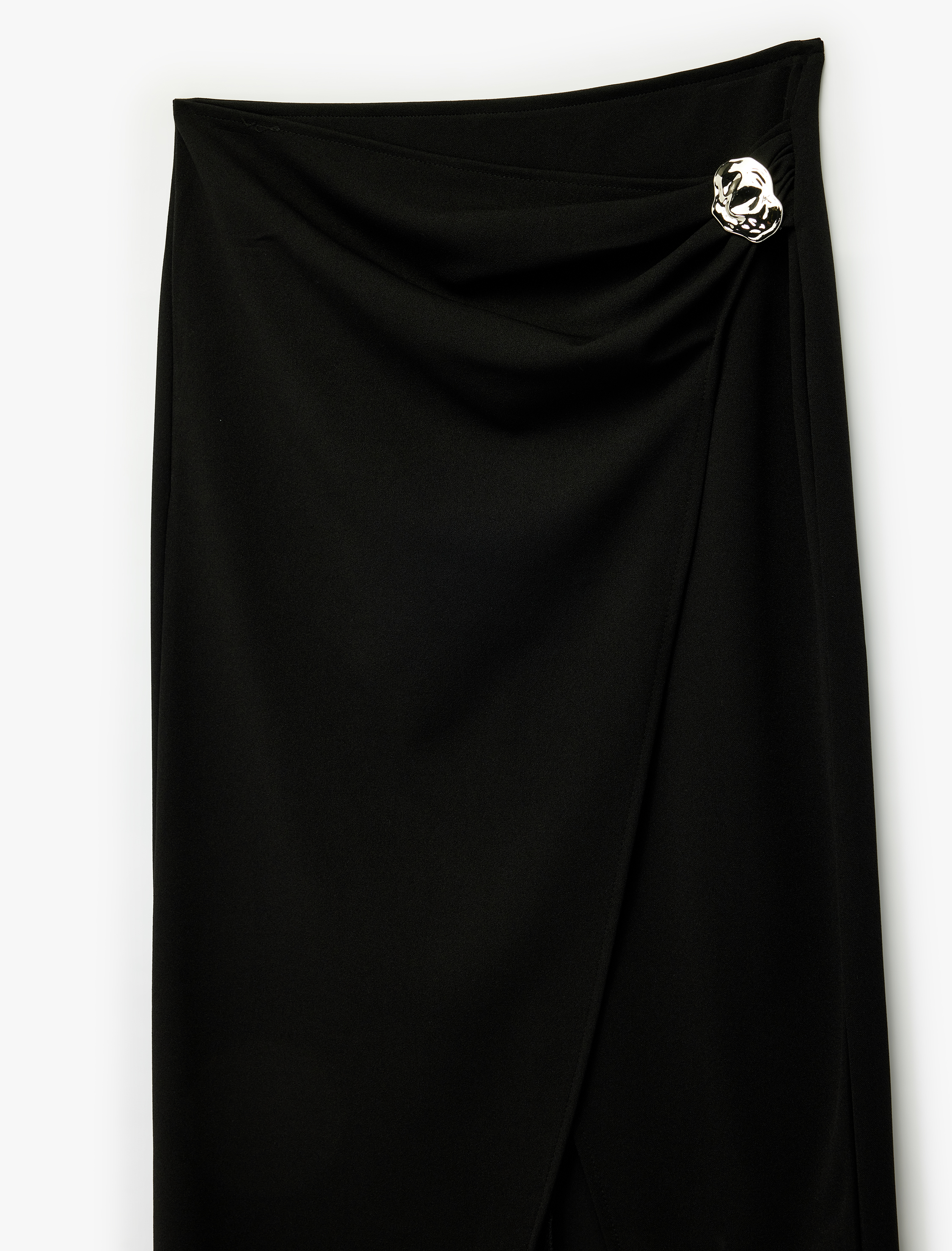   Krep Kumaş Aksesuar Detaylı Yırtmaçlı Kruvaze Midi Etek