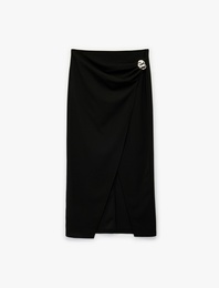 Krep Kumaş Aksesuar Detaylı Yırtmaçlı Kruvaze Midi Etek