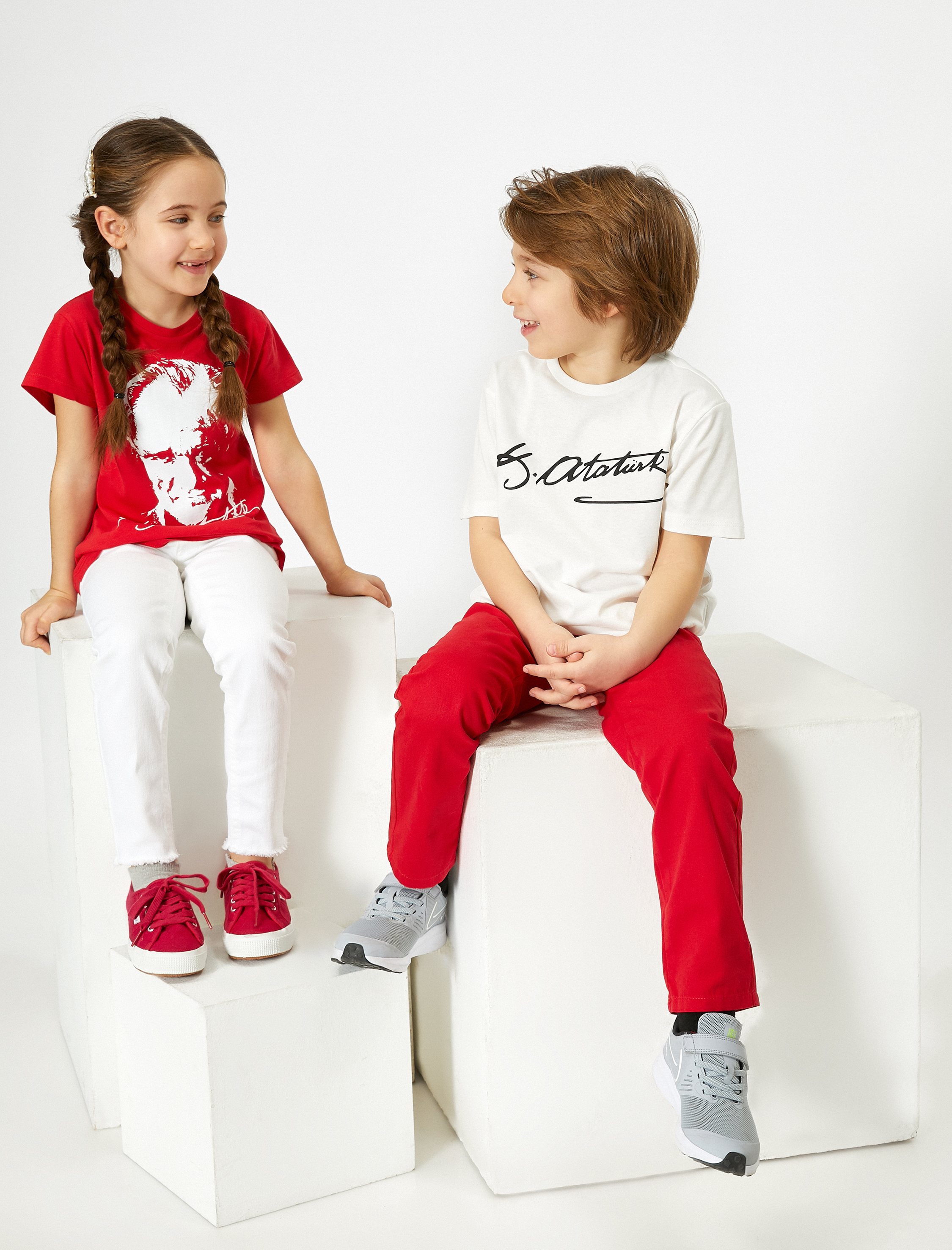  Erkek Çocuk Atatürk İmzası Baskılı Pamuklu Kısa Kollu Tişört