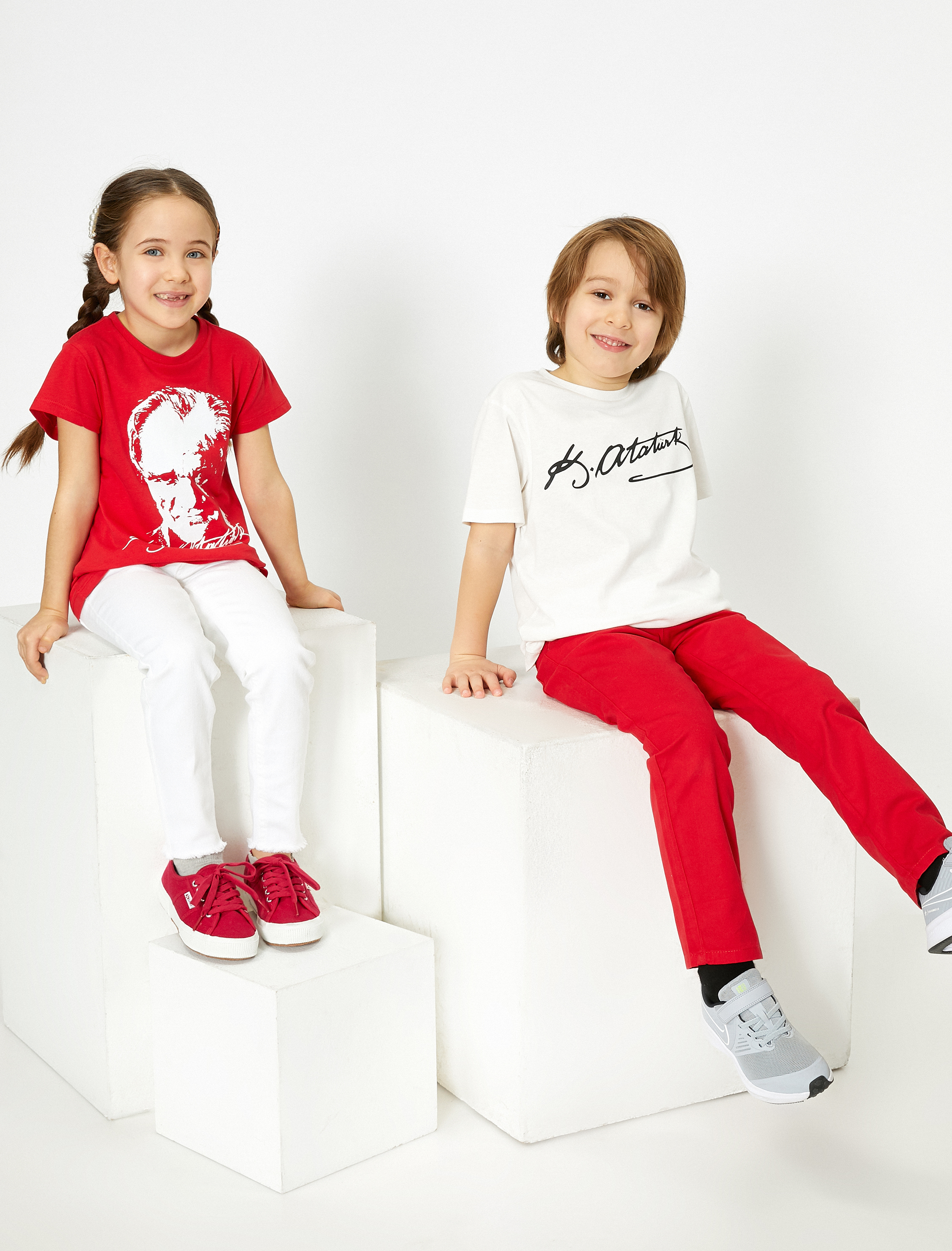  Erkek Çocuk Atatürk İmzası Baskılı Pamuklu Kısa Kollu Tişört