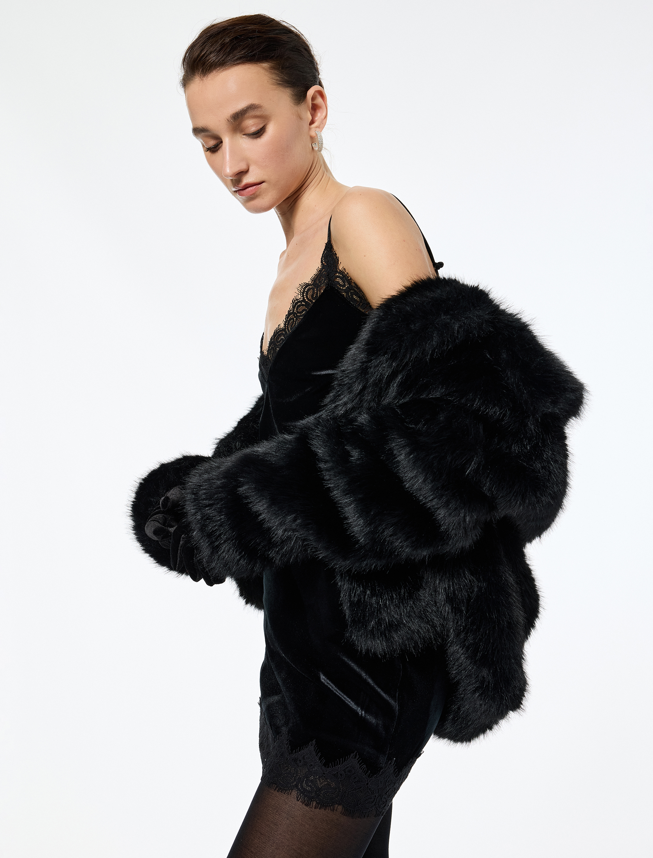   Dantel Detaylı İnce Askılı Kadife Bluz