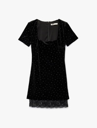 Dantel Detaylı Kare Yaka Kısa Kollu Vatkalı Mini Taşlı Abiye Elbise