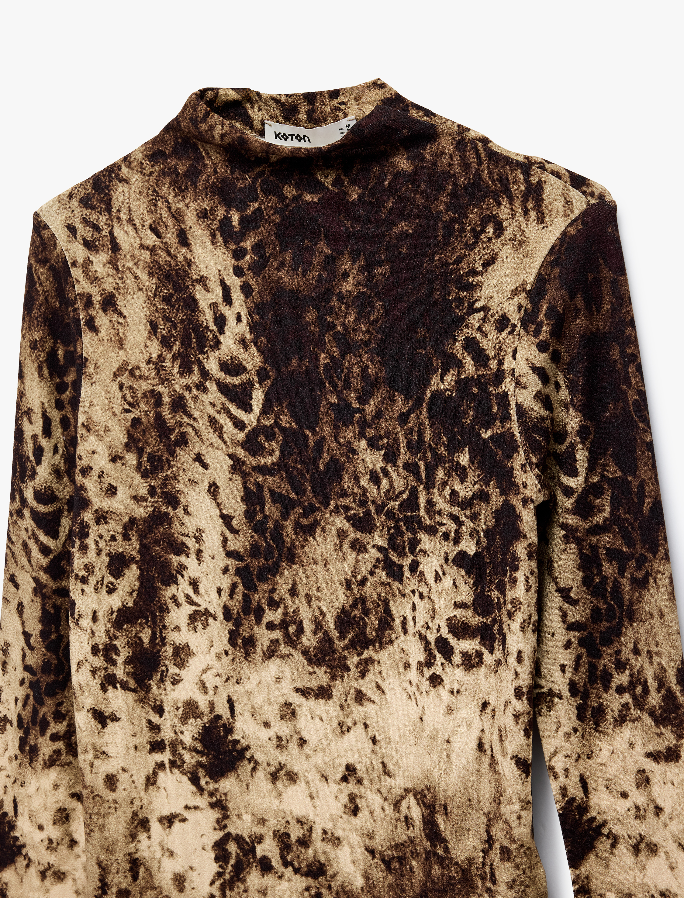   Koton X Şahika Ercümen - Slim Fit Uzun Kollu Dik Yaka Leopar Desenli Tişört