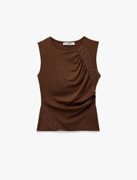 Slim Fit Kayık Yuvarlak Yaka Dantel Detaylı Kolsuz Bluz