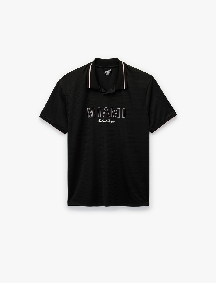  Rahat Kalıp Kısa Kollu Şerit Detaylı Polo Yaka Baskılı Spor Tişört