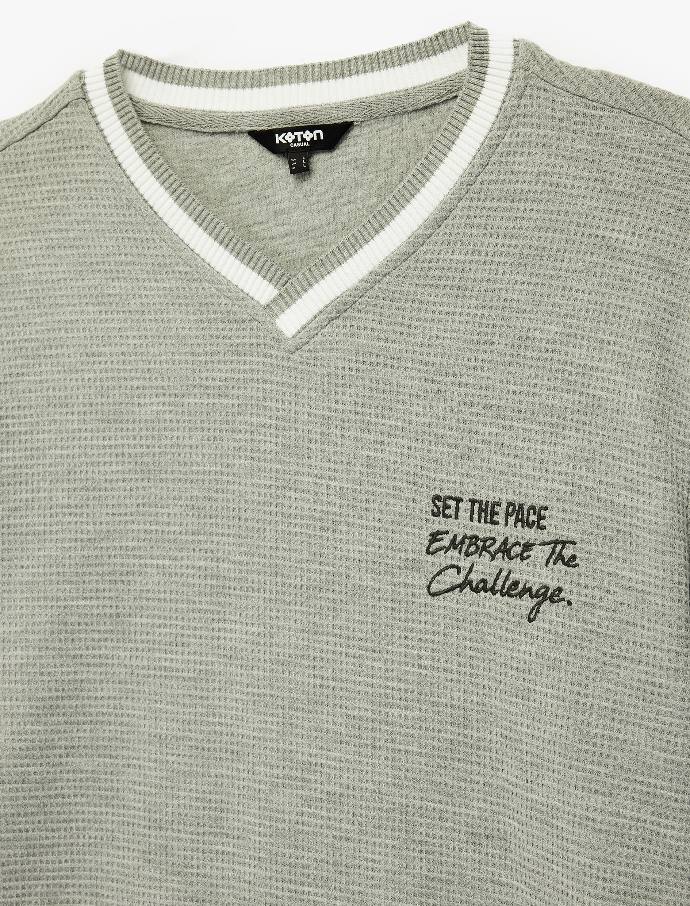   Regular Fit Çizgi Detaylı Nakışlı Dokulu V Yaka Sweatshirt