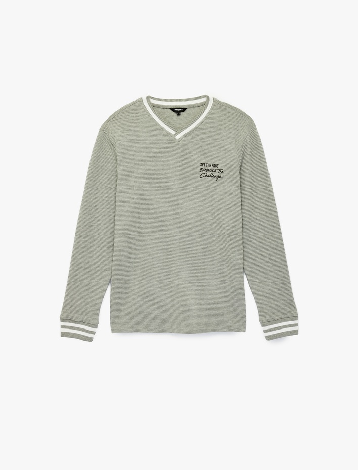  Regular Fit Çizgi Detaylı Nakışlı Dokulu V Yaka Sweatshirt
