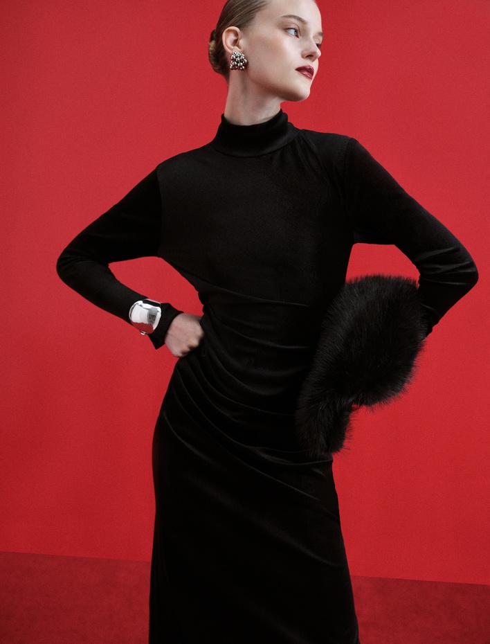  Dik Yaka Uzun Kollu Yırtmaçlı Midi Boy Kadife Elbise