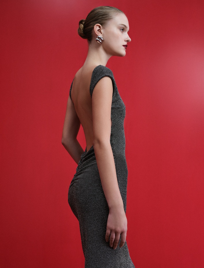  Kayık Yuvarlak Yaka Kolsuz Parıltılı Midi Boy Sırt Dekolteli Kalem Elbise