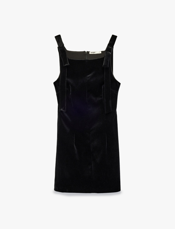  Kare Yaka Kolsuz Fiyonk Detaylı Mini Kadife Elbise