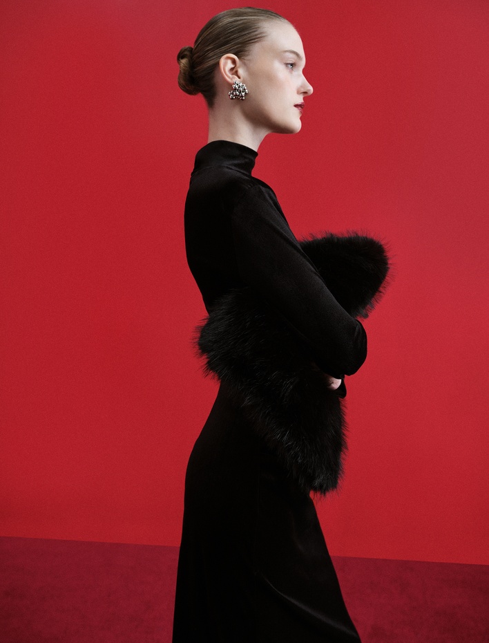  Dik Yaka Uzun Kollu Yırtmaçlı Midi Boy Kadife Elbise