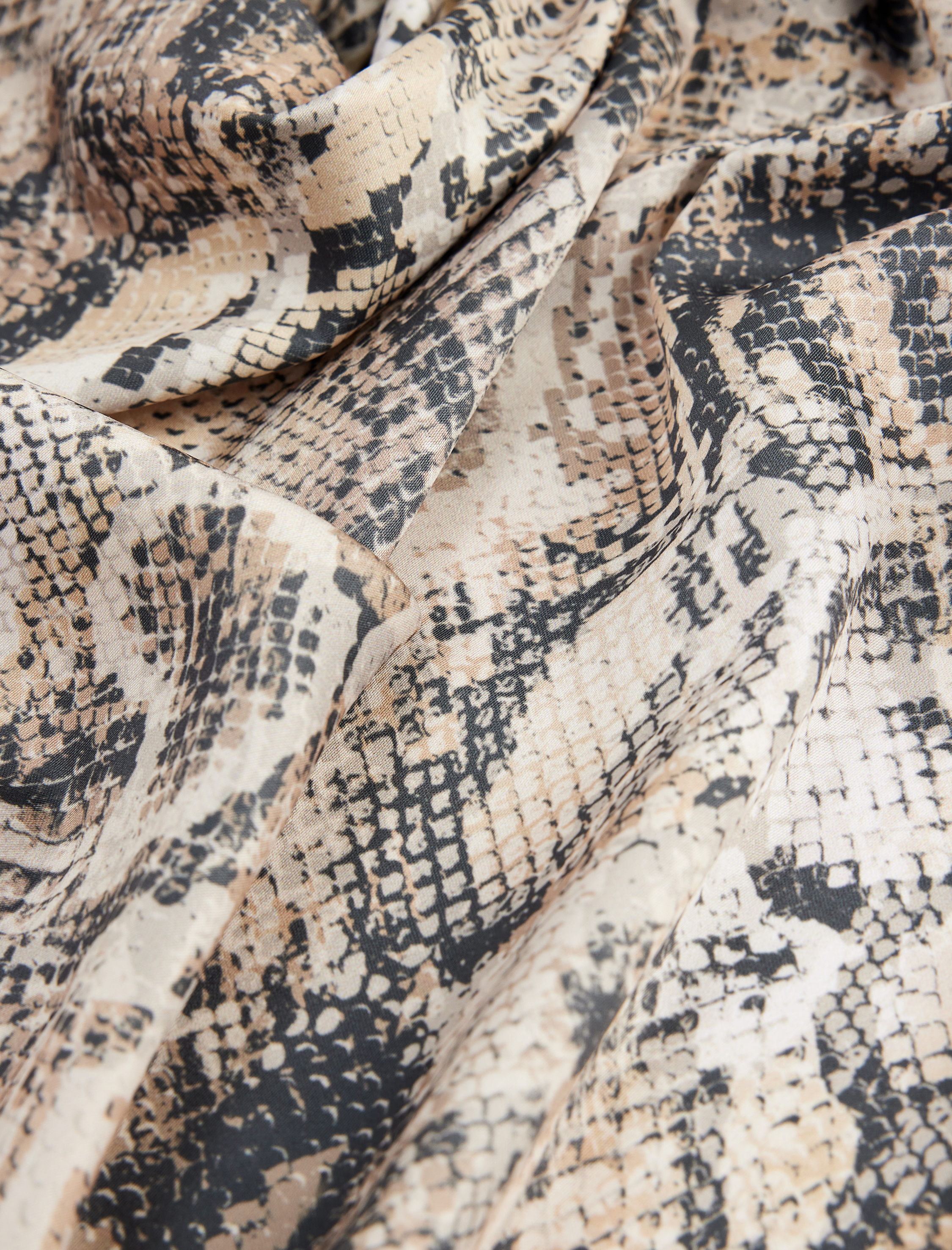  Kadın Yılan Derisi Desenli Kare Şal