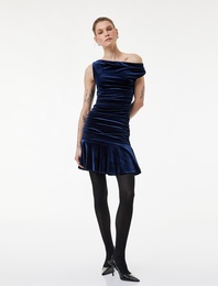 Asimetrik Yaka Kolsuz Omzu Açık Volanlı Kadife Mini Abiye Elbise