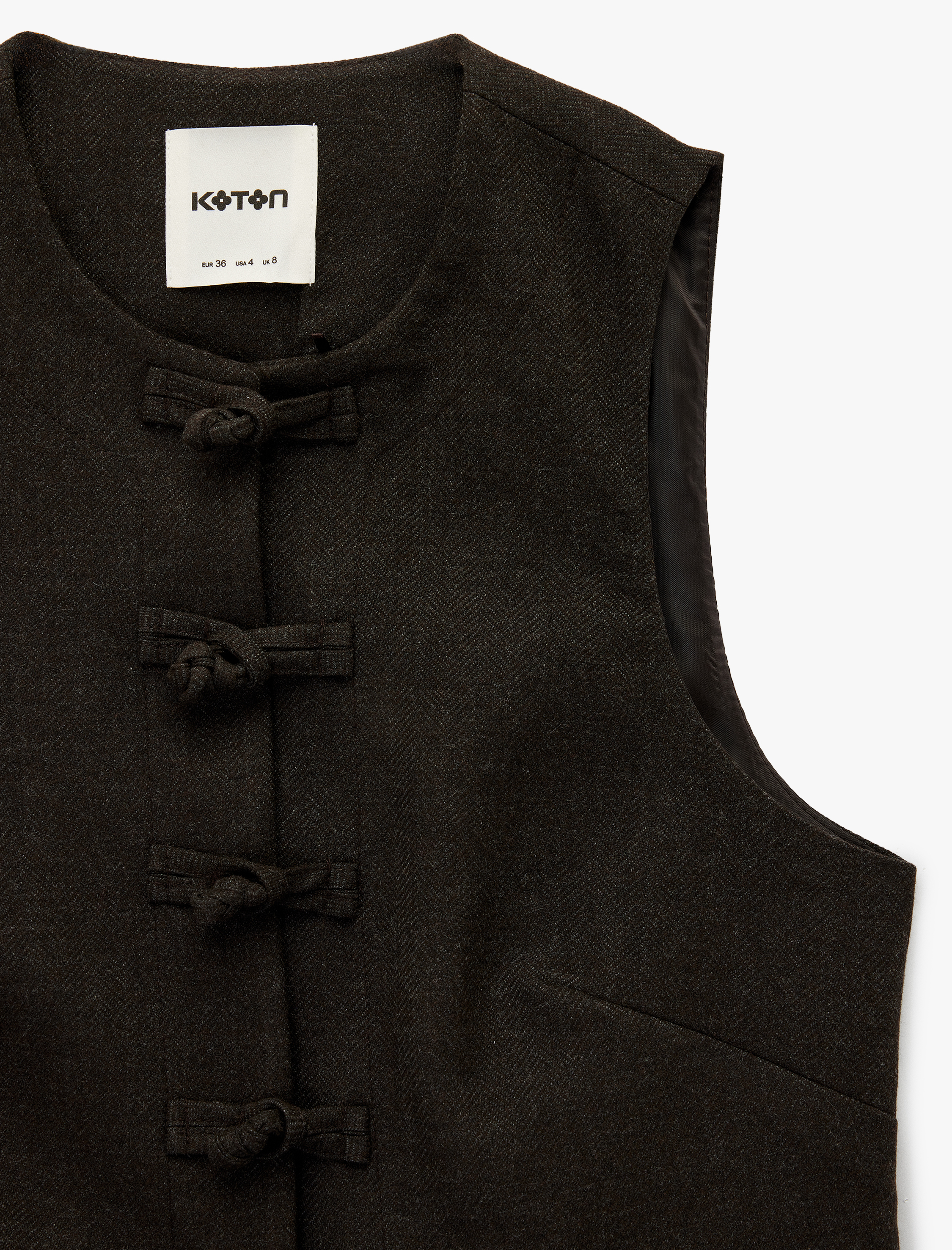   Koton X Şahika Ercümen - İlmek Kapama Detaylı Yuvarlak Yaka Yelek