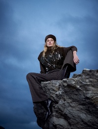 Koton X Şahika Ercümen - Dik Yaka Kolsuz Pul Payet Detaylı Triko Süveter