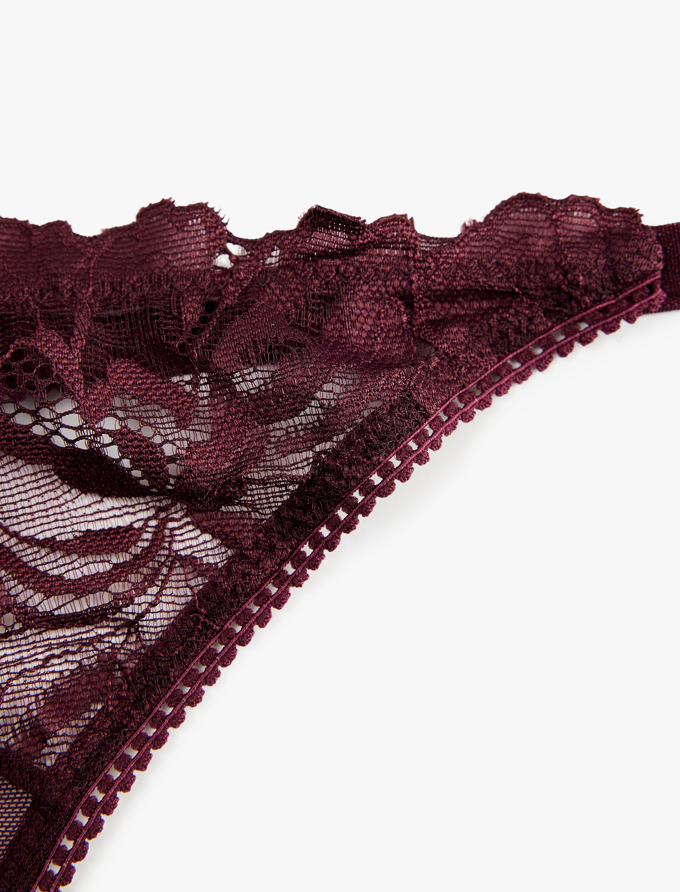   Rahat Kalıp Dantel Detaylı String Külot