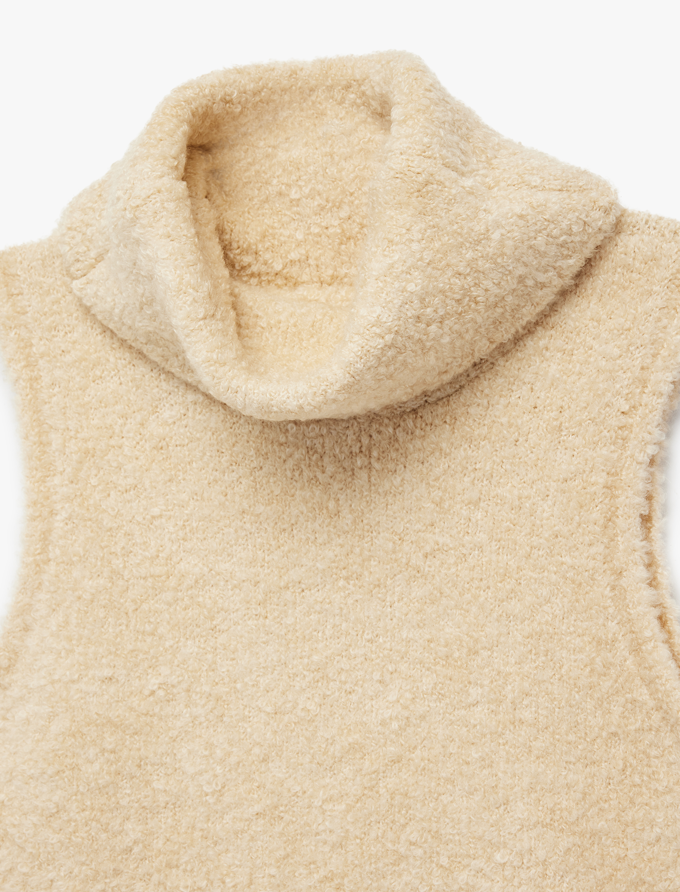   Koton X Sibil Çetinkaya - Balıkçı Yaka Kolsuz Peluş Süveter