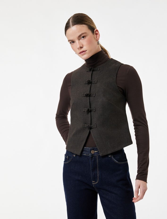  Koton X Şahika Ercümen - İlmek Kapama Detaylı Yuvarlak Yaka Yelek