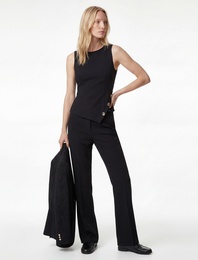 Asimetrik Kesim Aksesuar Detaylı Bisiklet Yaka Kolsuz Bluz