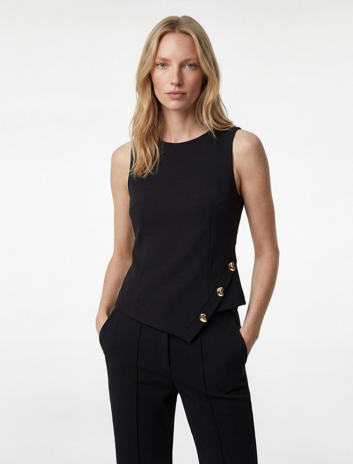  Asimetrik Kesim Aksesuar Detaylı Bisiklet Yaka Kolsuz Bluz