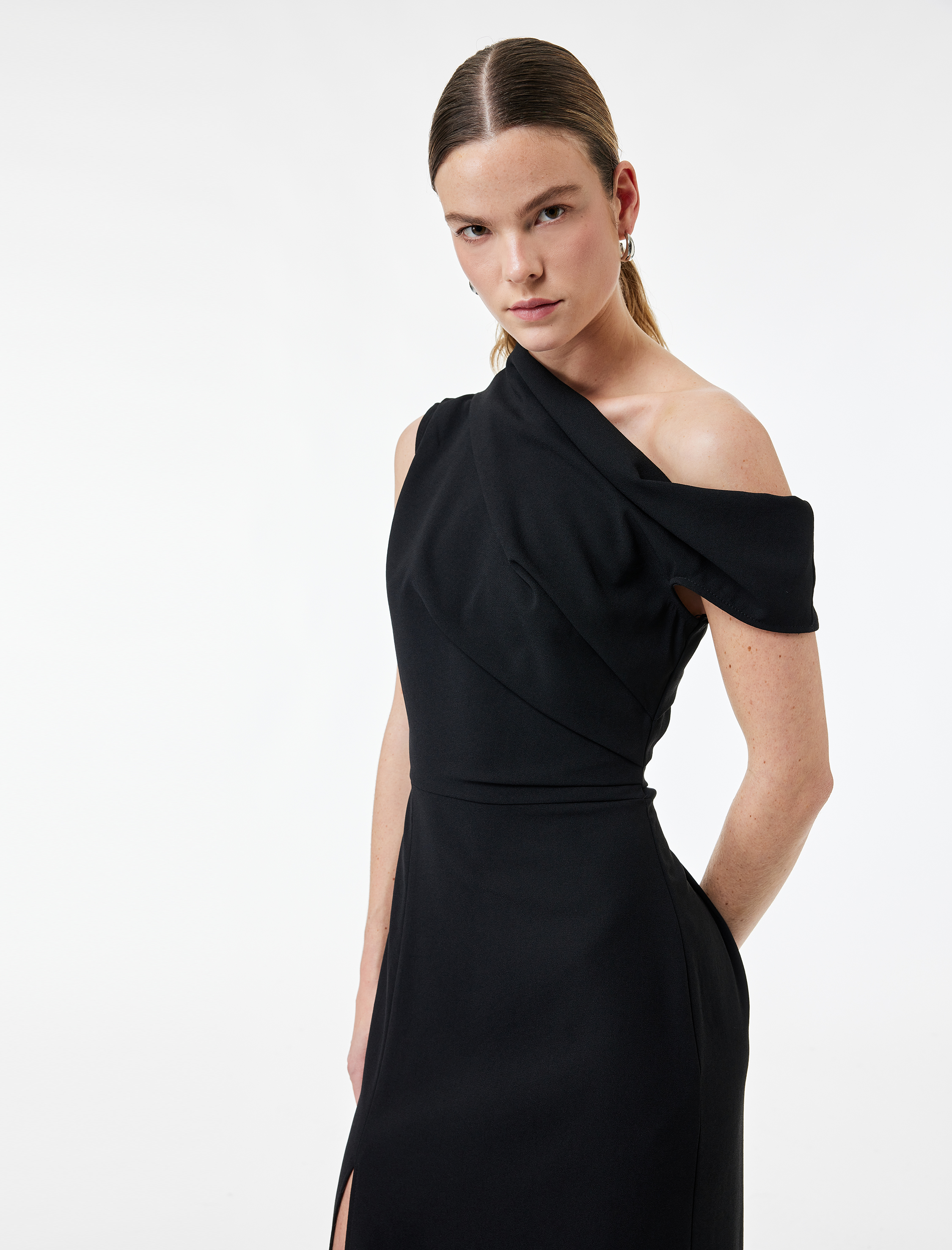   Tek Omuz Kolsuz Yırtmaç Detaylı Drapeli Midi Elbise