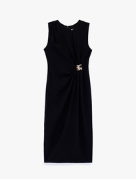 Krep Kumaş Slim Fit Aksesuarlı Kolsuz Bisiklet Yaka Midi Boy Drapeli Elbise