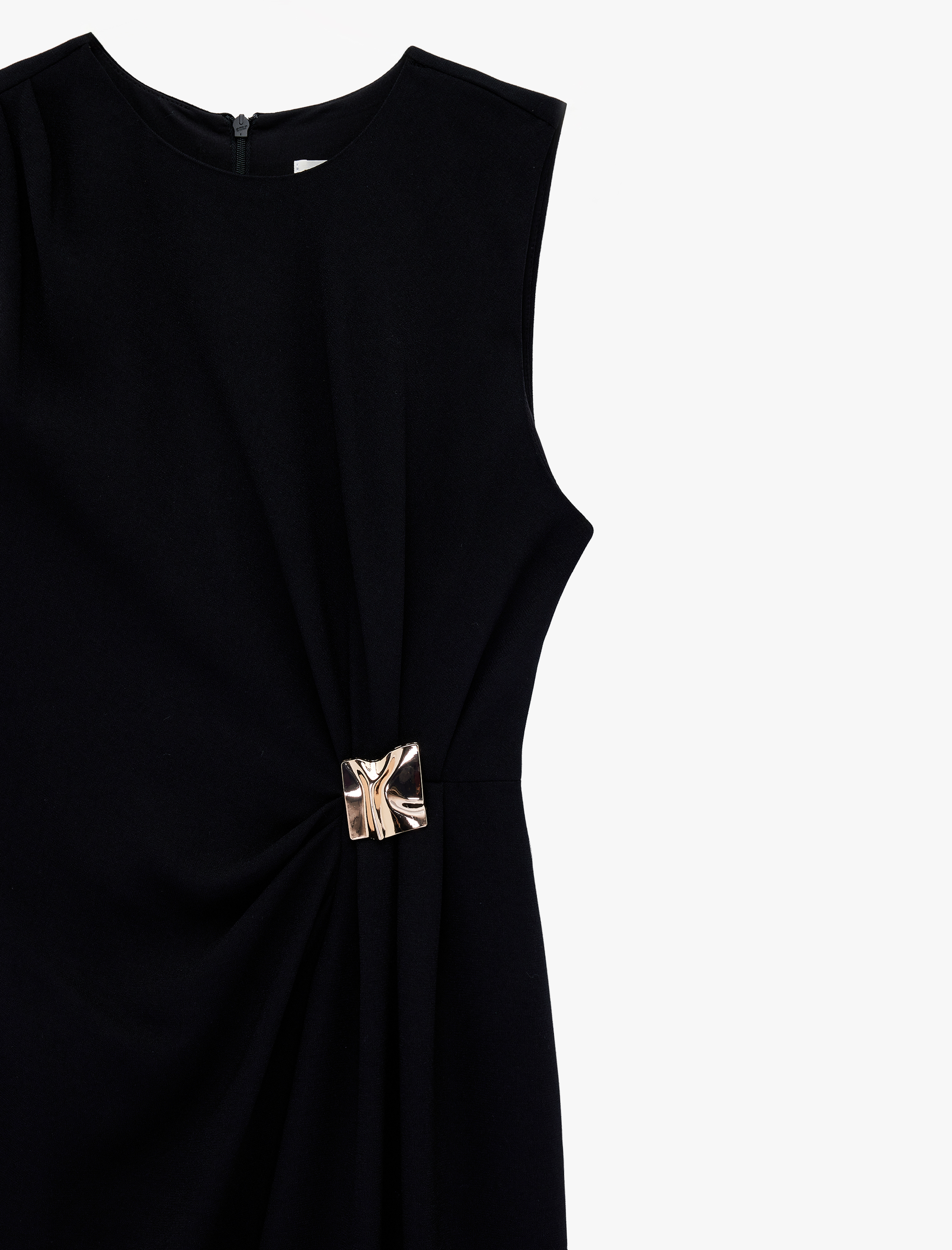   Krep Kumaş Slim Fit Aksesuarlı Kolsuz Bisiklet Yaka Midi Boy Drapeli Elbise