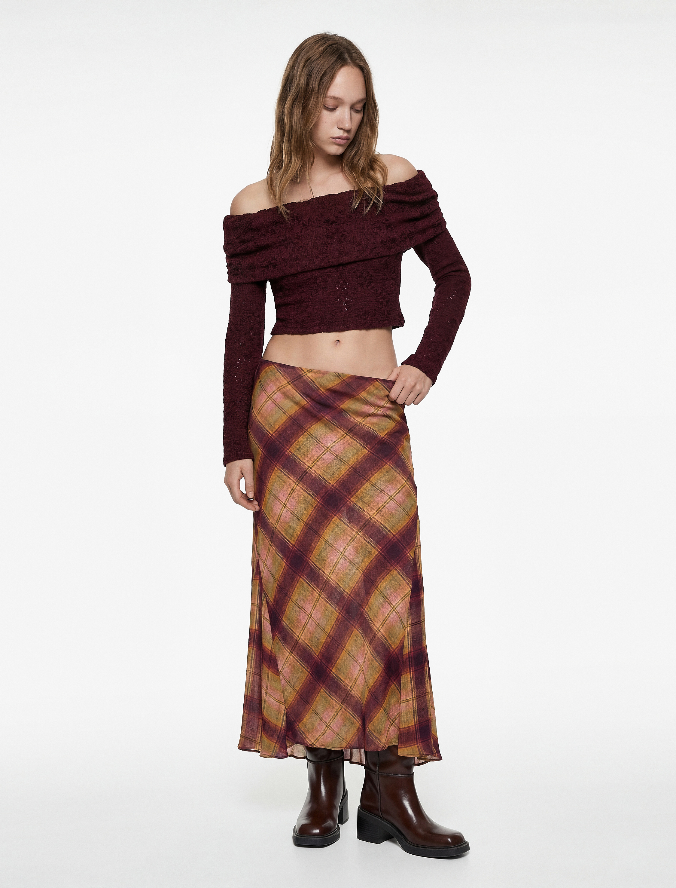   Slim Fit Uzun Kollu Omzu Açık Crop Dantel Tişört