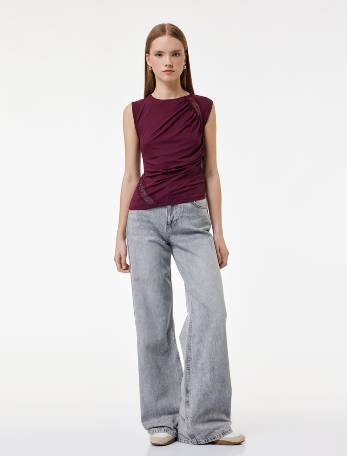  Slim Fit Kayık Yuvarlak Yaka Dantel Detaylı Kolsuz Bluz